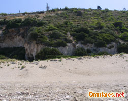 Montagne sulla spiaggia della Baia di Milos