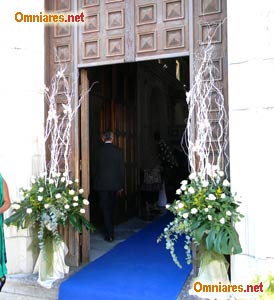 Addobbi fuori la chiesa